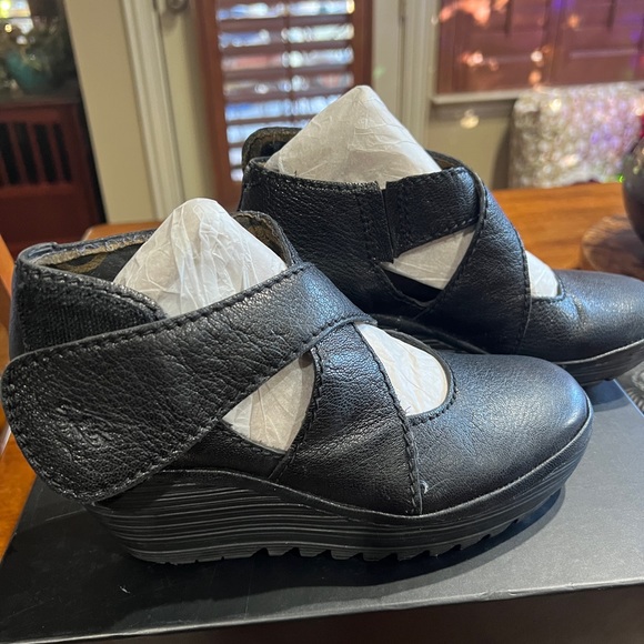 Fly London shoes - Picture 2 of 4